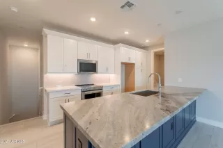 Photo #5: 6940166 Listing 