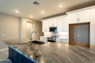 Photo #6: 6940166 Listing 