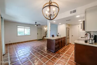 Photo #3: 6941158 Listing