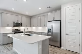 Photo #5: 6945847 Listing 