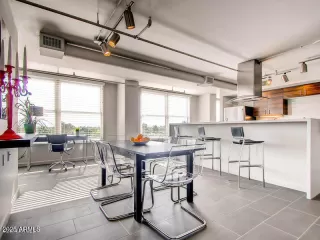 Photo #5: 6946303 Listing