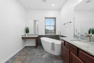 Photo #5: 6947132 Listing