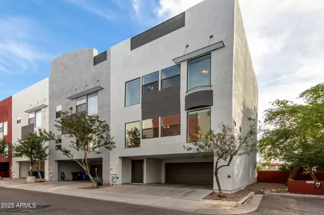 MLS: 6947888 Condo For Sale