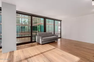 Photo #5: 6947899 Listing