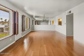 Photo #5: 6948591 Listing