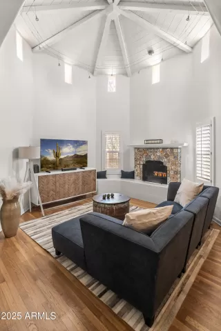 Photo #6: 6949126 Listing