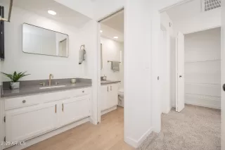 Photo #6: 6956505 Listing