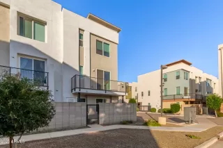 More Details about MLS # 6956798 : 825 N 9TH AVENUE 10#10