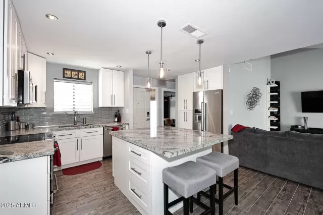 MLS: 6958304 Condo For Sale