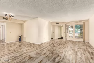 Photo #5: 6958761 Listing 