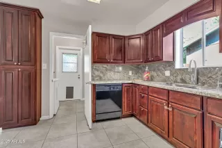 Photo #6: 6959068 Listing