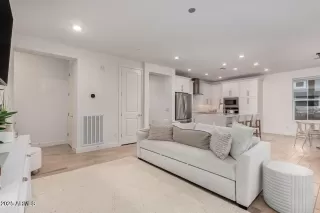 Photo #6: 6960857 Listing 