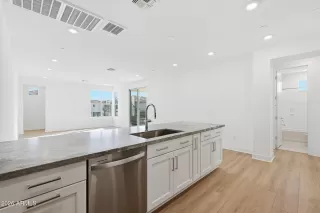 Photo #5: 6967922 Listing 