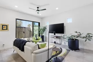 Photo #6: 6969960 Listing