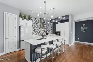 Photo #5: 6975426 Listing