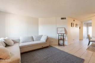 Photo #6: 6976464 Listing