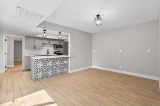 More Details about MLS # 6976803 : 3101 W LOMA LANE