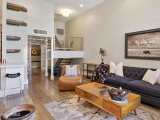 Photo #5: 6983939 Listing