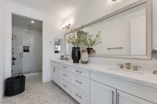 Photo #6: 7027000 Listing